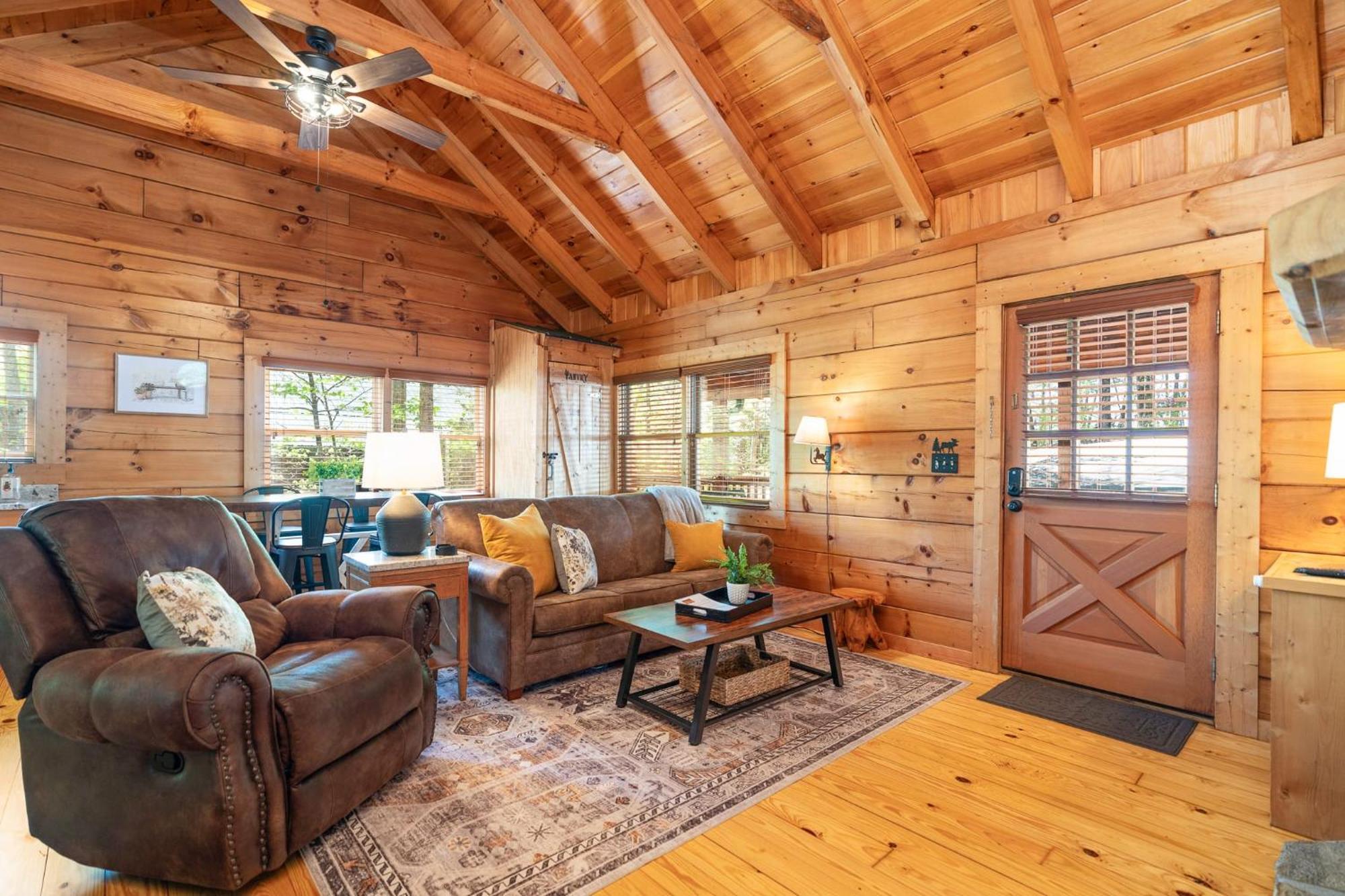 1 Mile To Dollywood 7 Miles To Gburg Hottub Rustic Holiday home Pigeon Forge