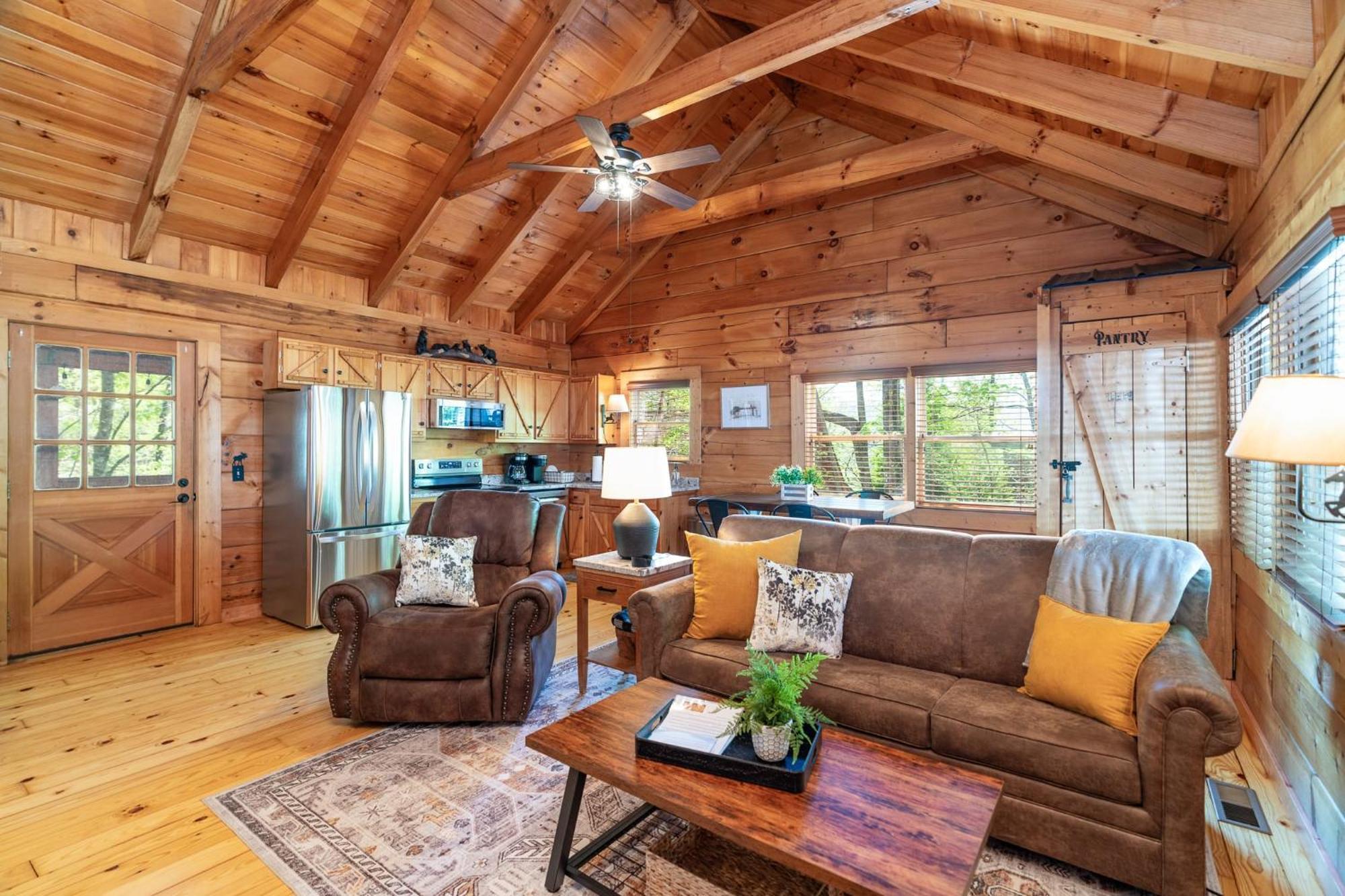 Holiday home 1 Mile To Dollywood 7 Miles To Gburg Hottub Rustic *