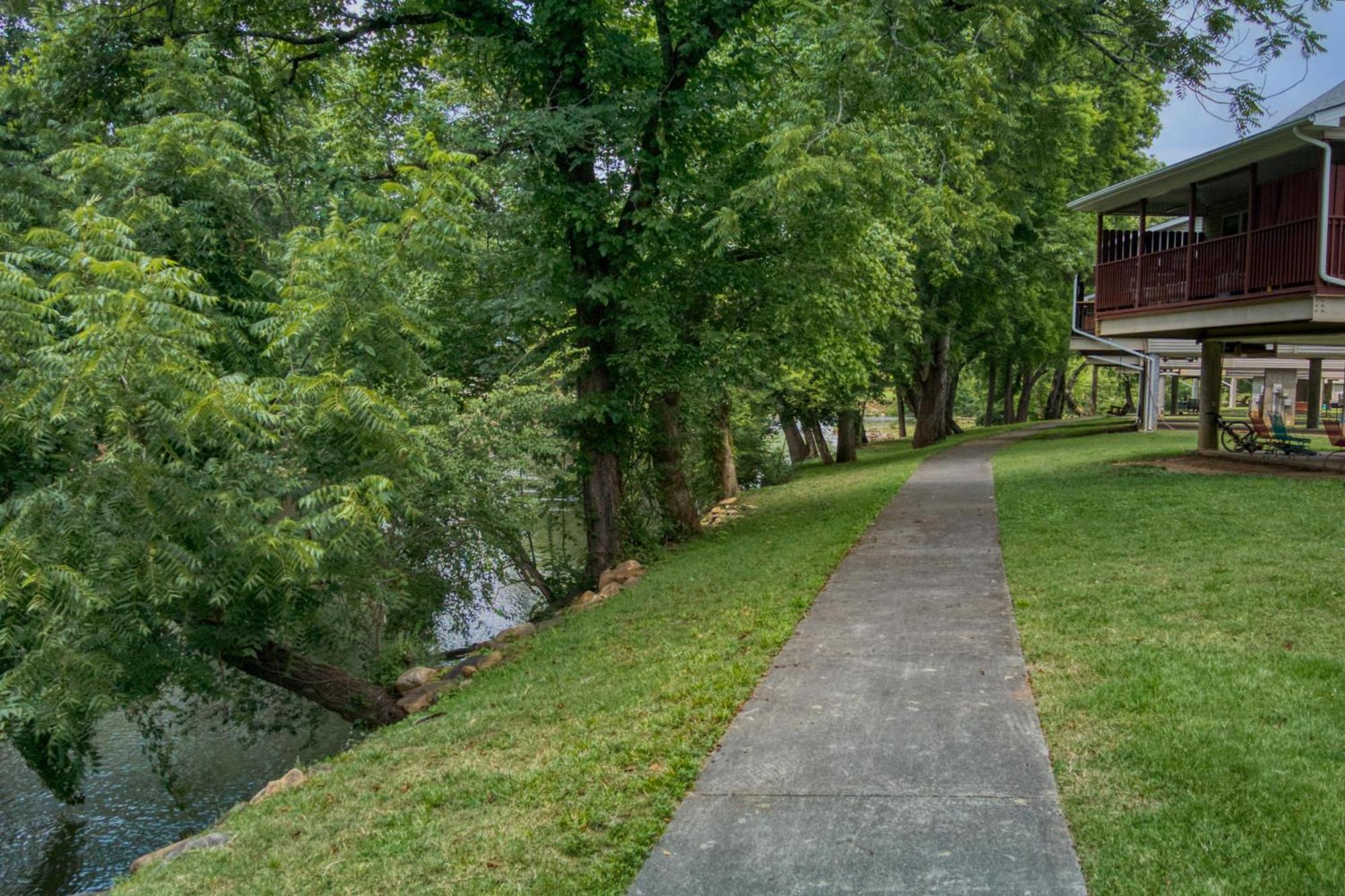Charming 2 Bed Oasis With River Access Hot Tub And Outdoor Fun Sleeps 6 Comfortably * Pigeon Forge