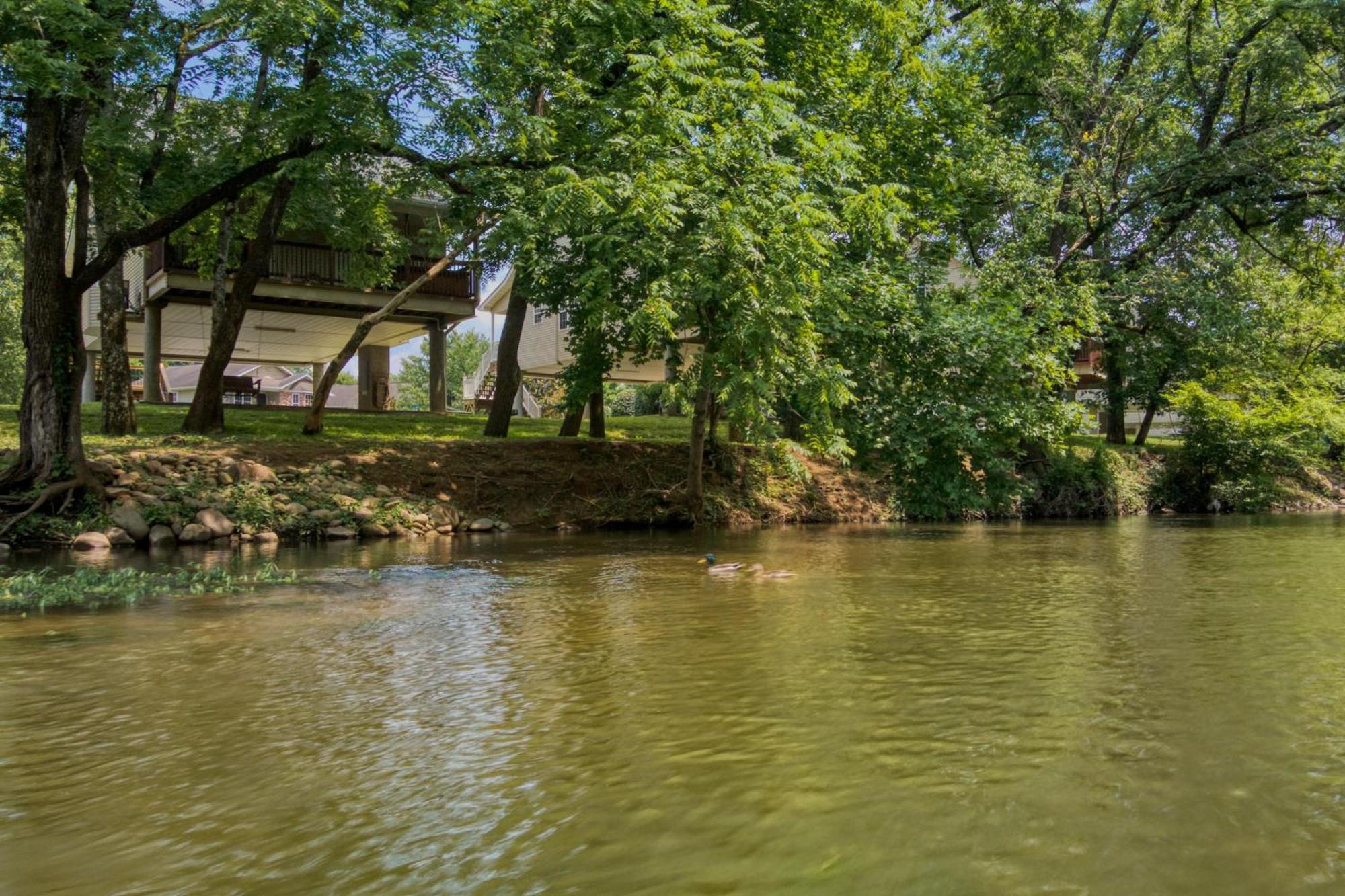 Holiday home Charming 2 Bed Oasis With River Access Hot Tub And Outdoor Fun Sleeps 6 Comfortably