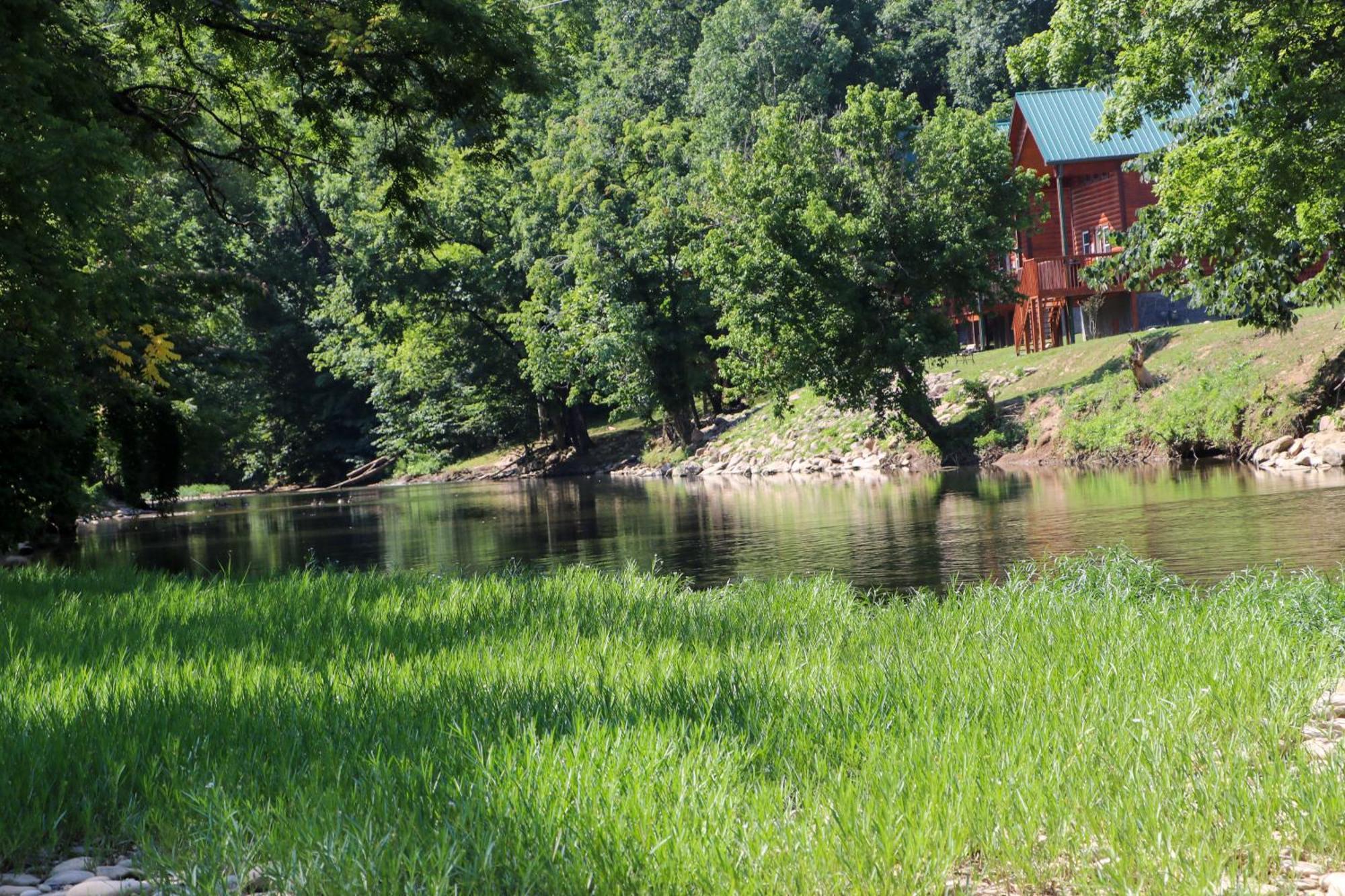 Charming 2 Bed Oasis With River Access Hot Tub And Outdoor Fun Sleeps 6 Comfortably Holiday home Pigeon Forge