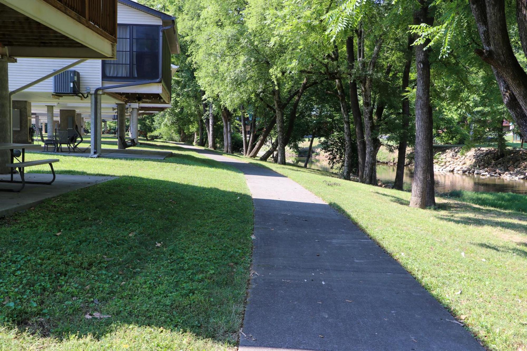Holiday home Charming 2 Bed Oasis With River Access Hot Tub And Outdoor Fun Sleeps 6 Comfortably *