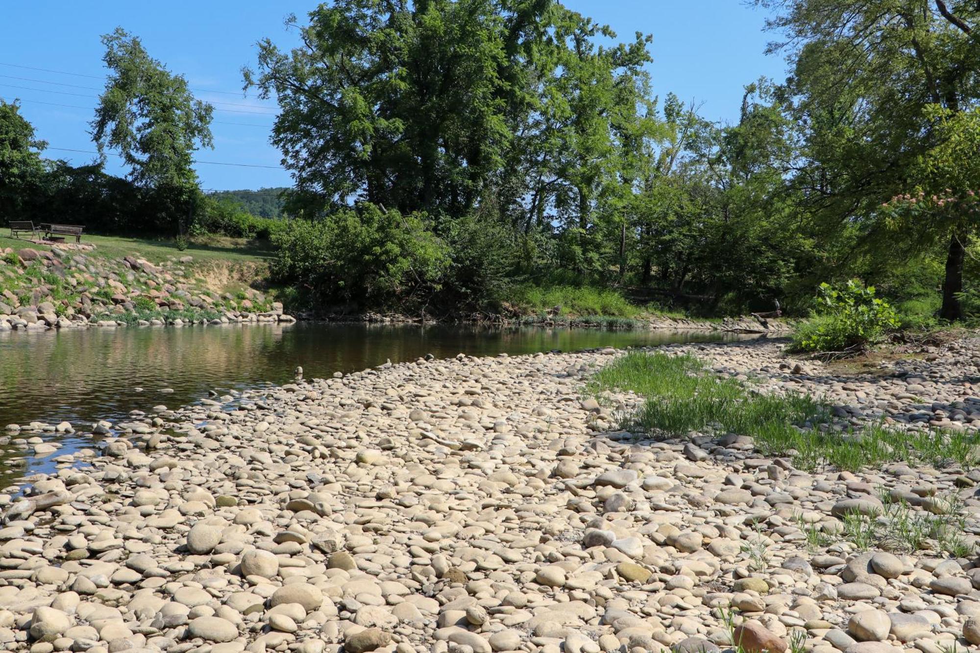 Charming 2 Bed Oasis With River Access Hot Tub And Outdoor Fun Sleeps 6 Comfortably Holiday home *