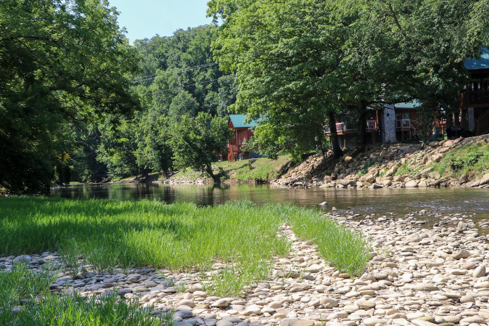 Charming 2 Bed Oasis With River Access Hot Tub And Outdoor Fun Sleeps 6 Comfortably Holiday home Pigeon Forge