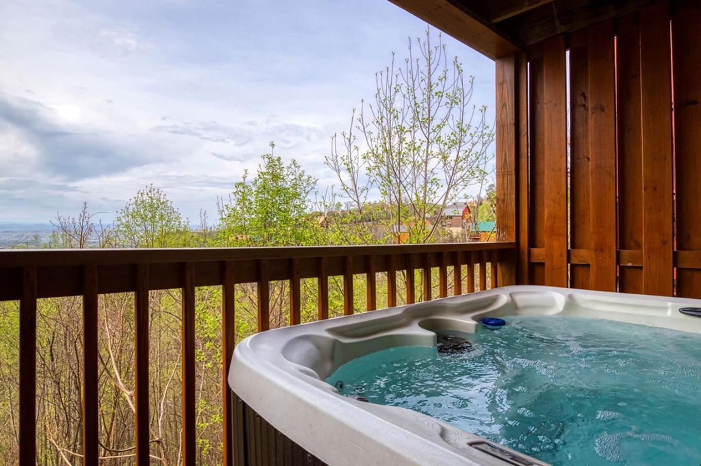 Amazing Views, Pool, Hot Tub, Pool Table, Arcade Holiday home *