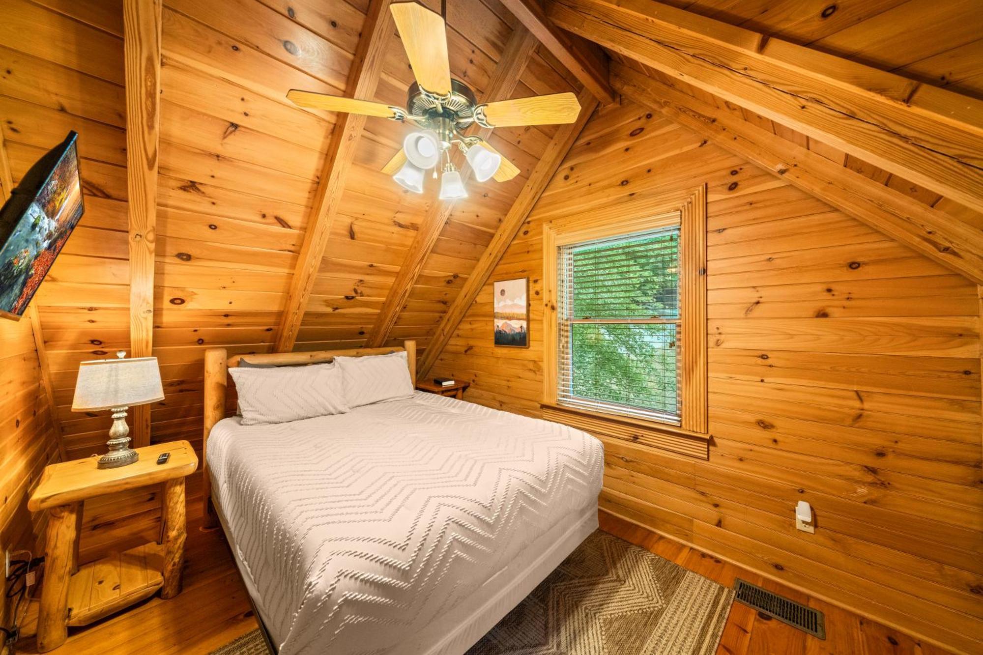 Alpenhaus Cozy Log - 2 Bedrooms, Hot Tub, Amazing Location! Pigeon Forge