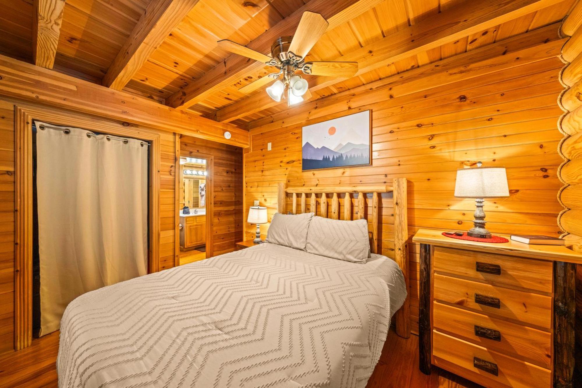Alpenhaus Cozy Log - 2 Bedrooms, Hot Tub, Amazing Location!