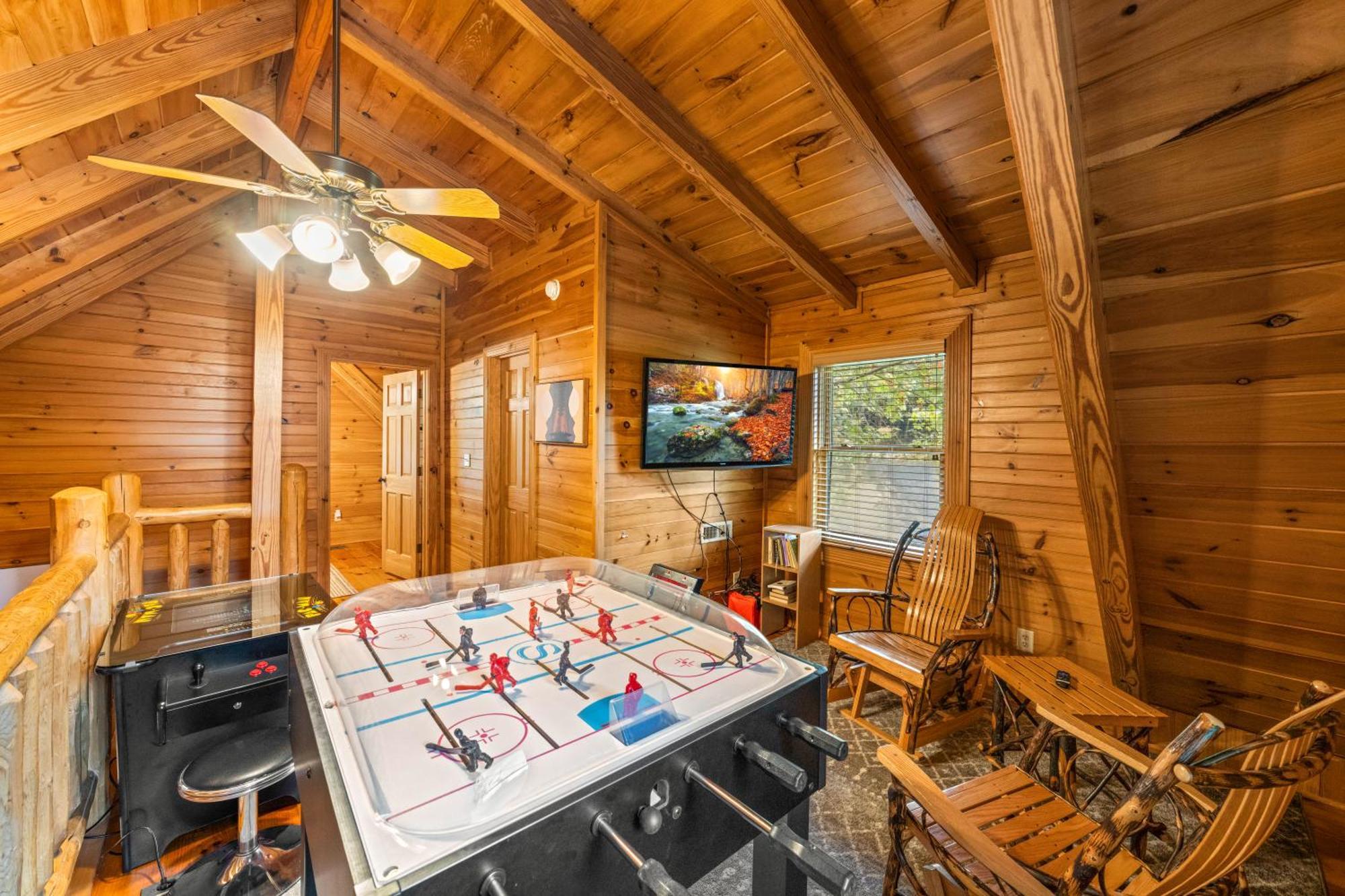 Alpenhaus Cozy Log - 2 Bedrooms, Hot Tub, Amazing Location! Holiday home