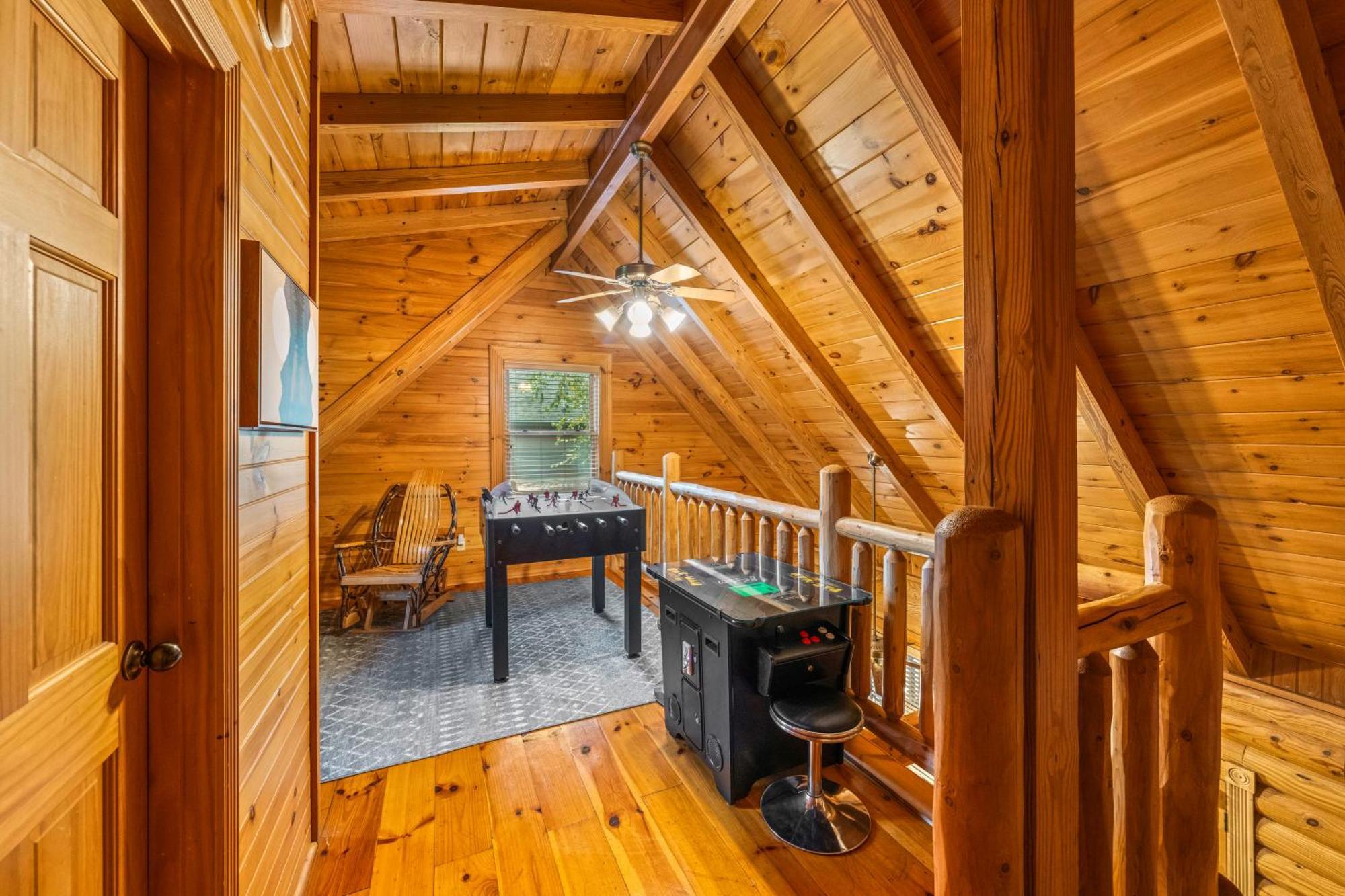 Alpenhaus Cozy Log - 2 Bedrooms, Hot Tub, Amazing Location! * Pigeon Forge