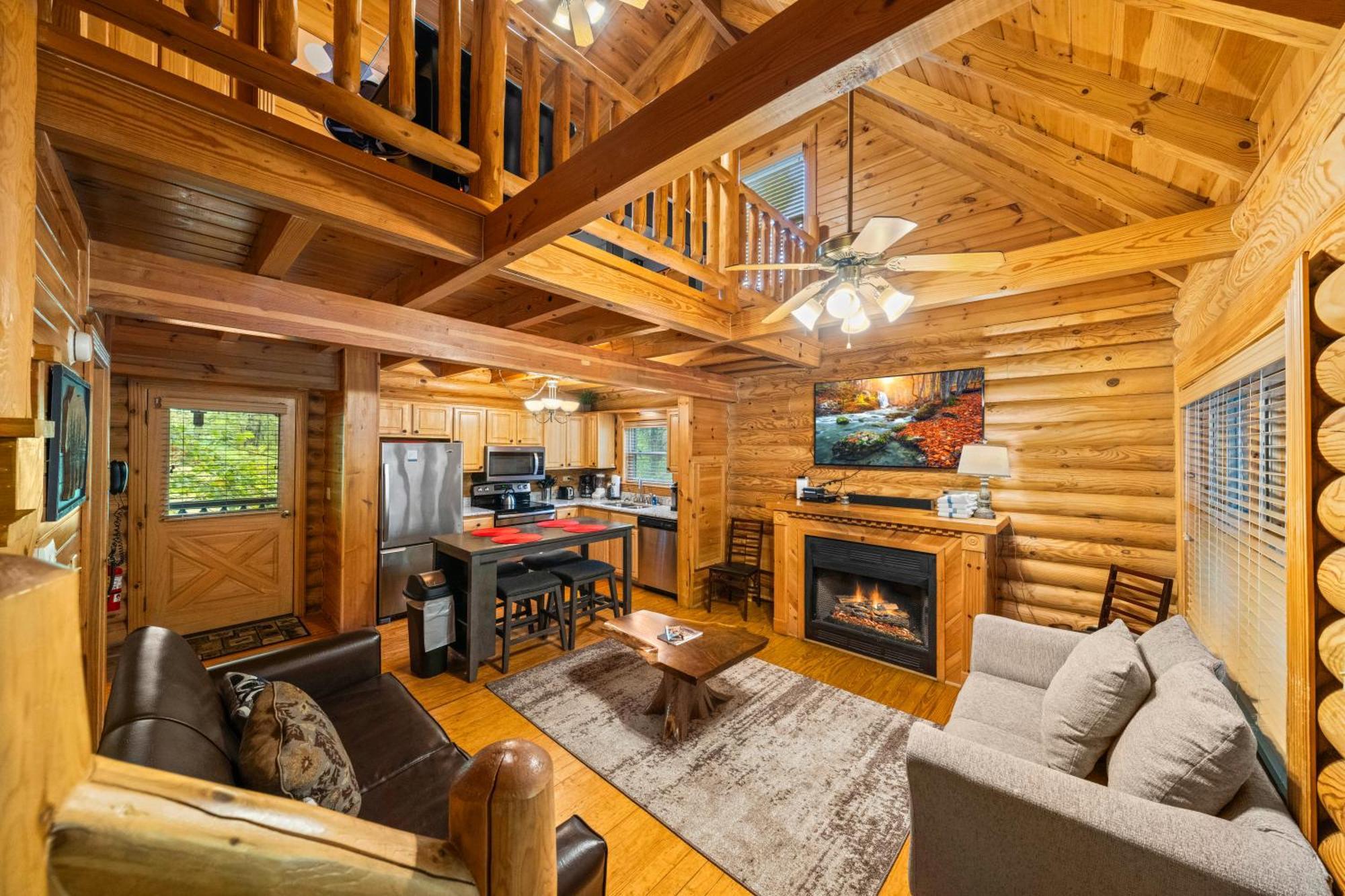 Alpenhaus Cozy Log - 2 Bedrooms, Hot Tub, Amazing Location! Holiday home