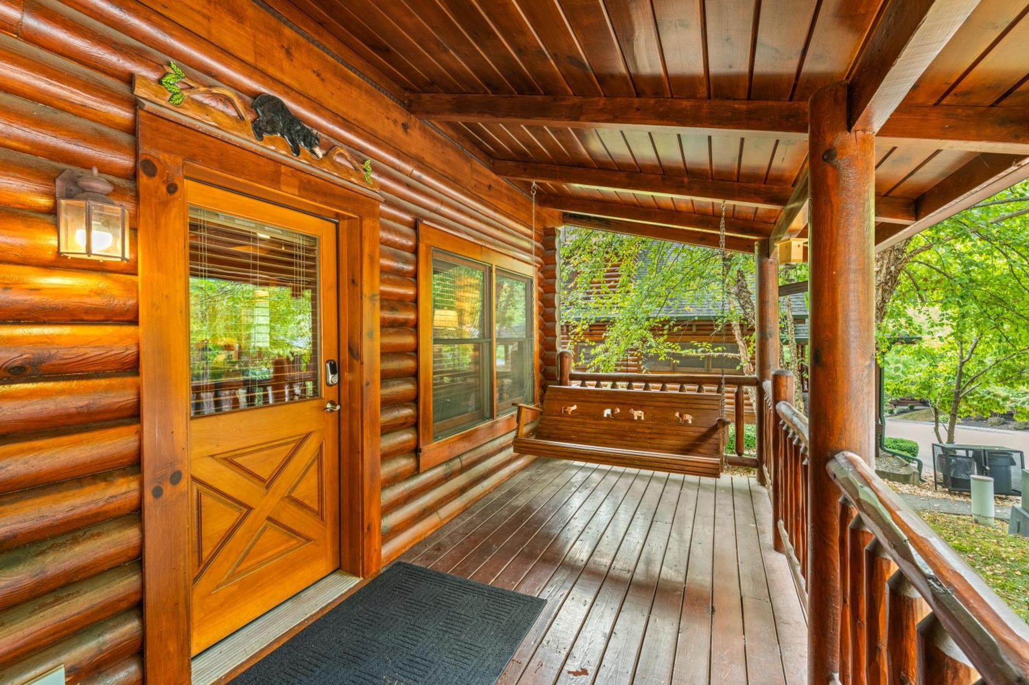 Alpenhaus Cozy Log - 2 Bedrooms, Hot Tub, Amazing Location! *