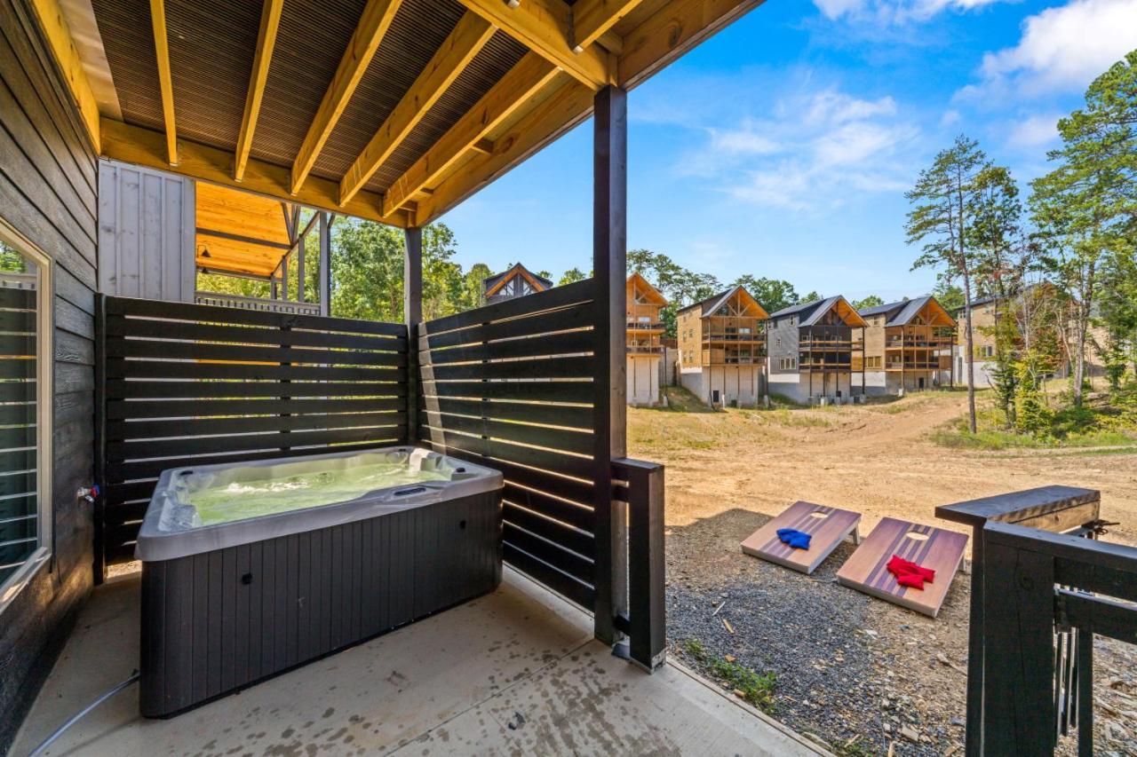 Parkway Pool Retreat Hot Tub Foosball Arcade Holiday home