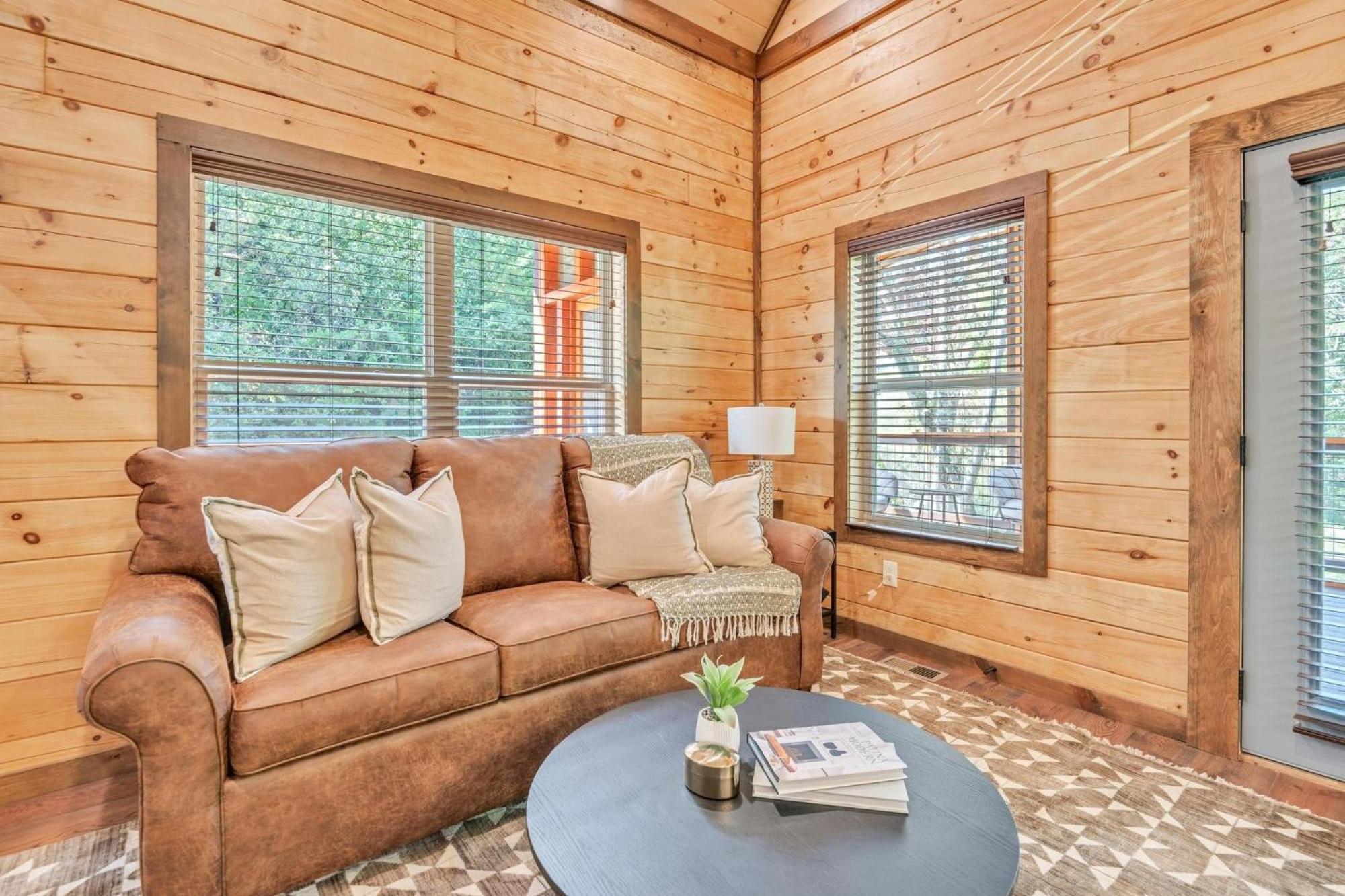 Ern803 - Beary Blue Oasis Pigeon Forge