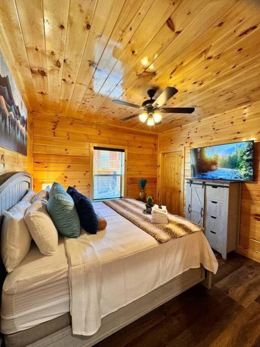 Enchanted Peak * Pigeon Forge