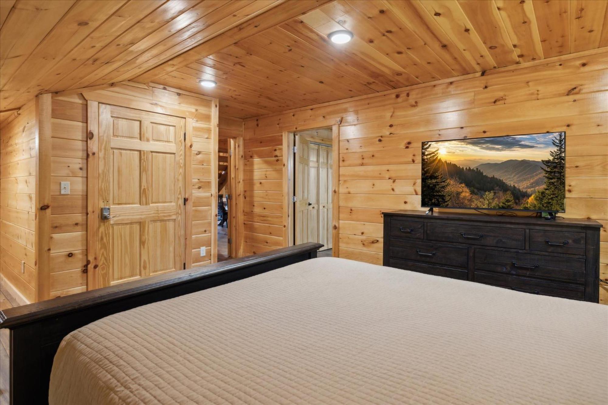 Hot Tub Fire Pit Game Theater Easy Access Sleeps 12 - Black Bear Holiday home Pigeon Forge