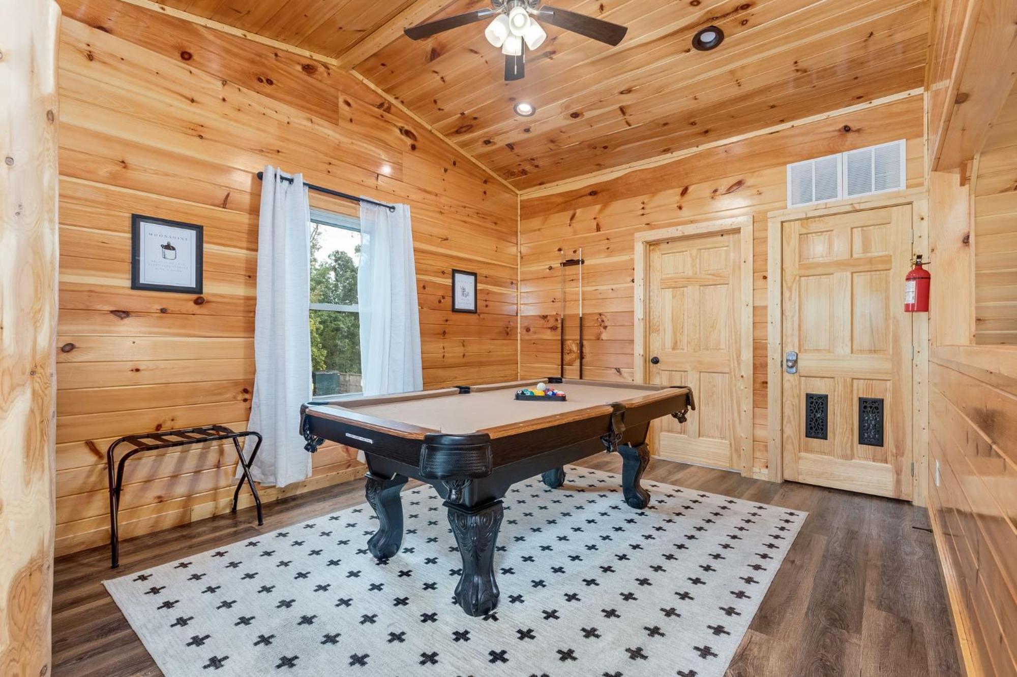 Fully Loaded In Heart Of Holiday home Pigeon Forge