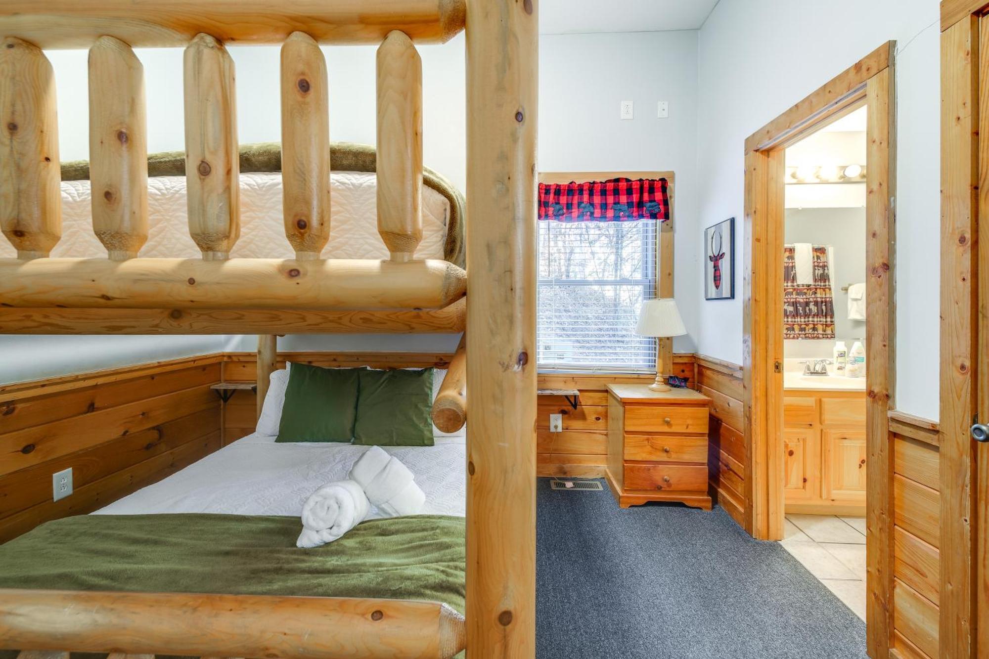 Holiday home Charming Cabin In The Smokies Hot Tub And Game