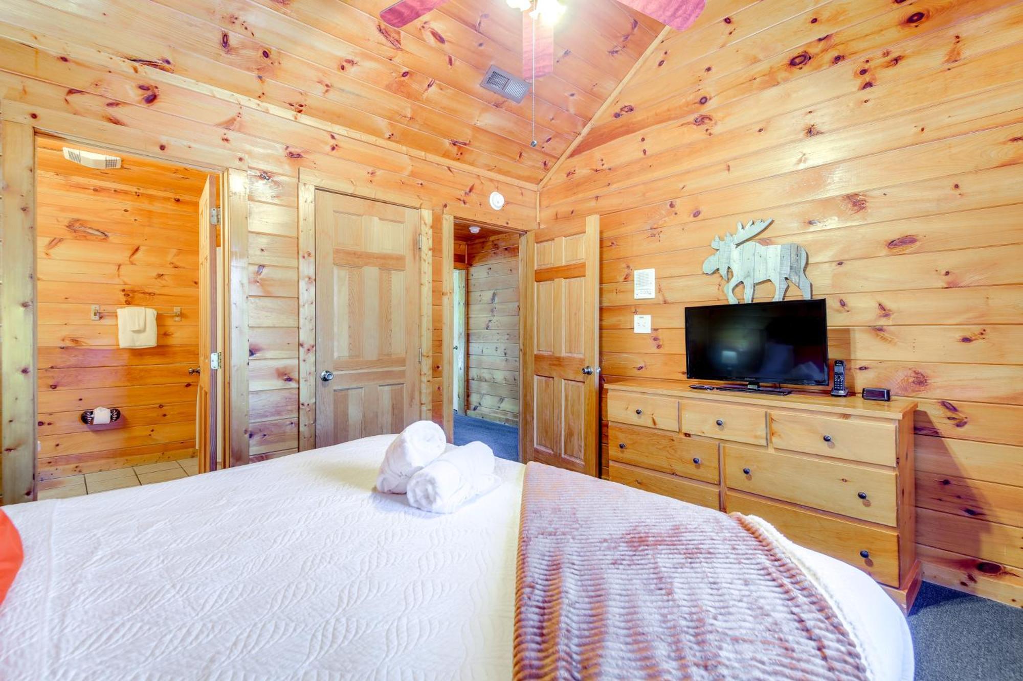 Holiday home Charming Cabin In The Smokies Hot Tub And Game *