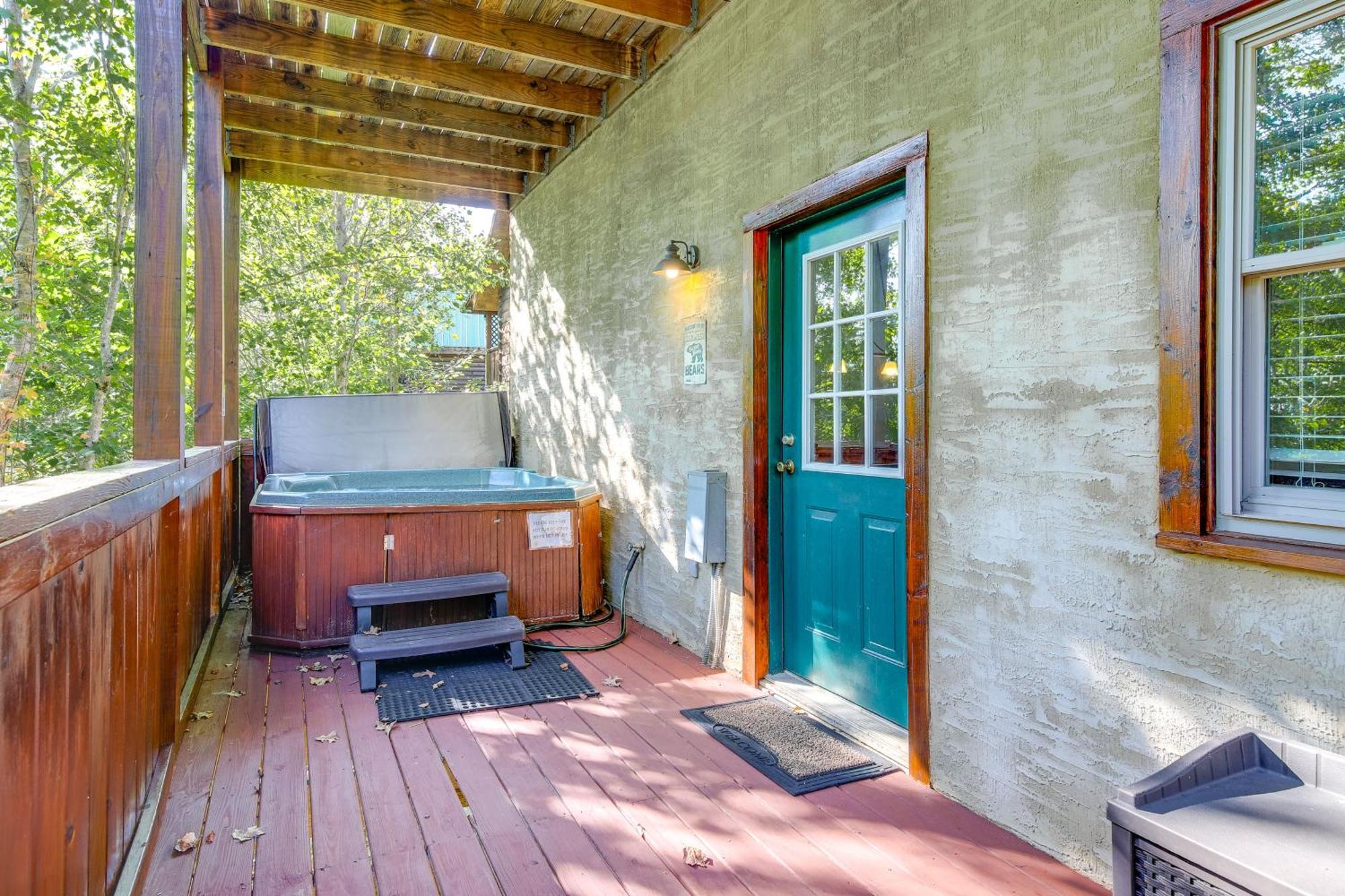 Holiday home Charming Cabin In The Smokies Hot Tub And Game *