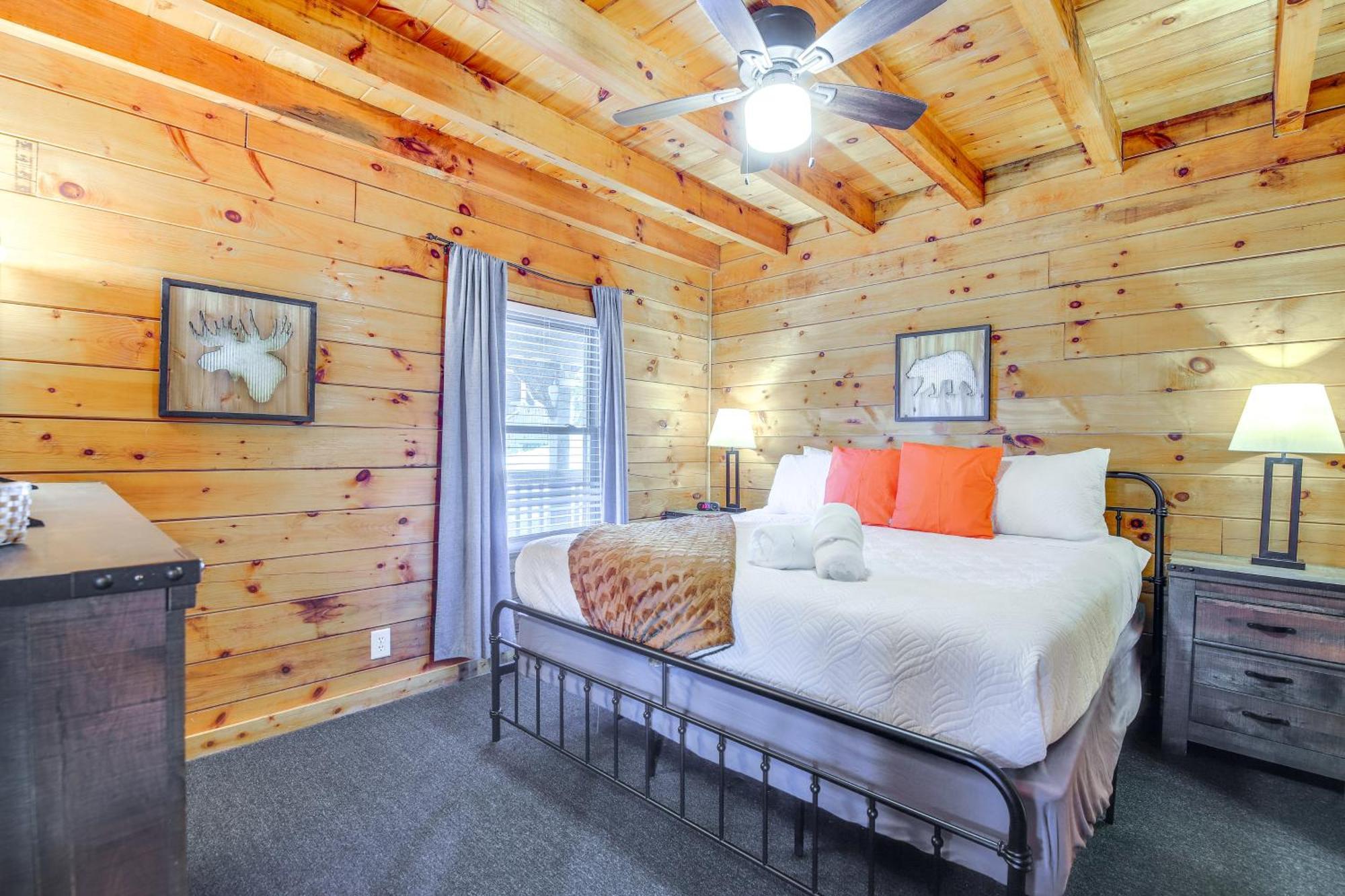 Holiday home Charming Cabin In The Smokies Hot Tub And Game