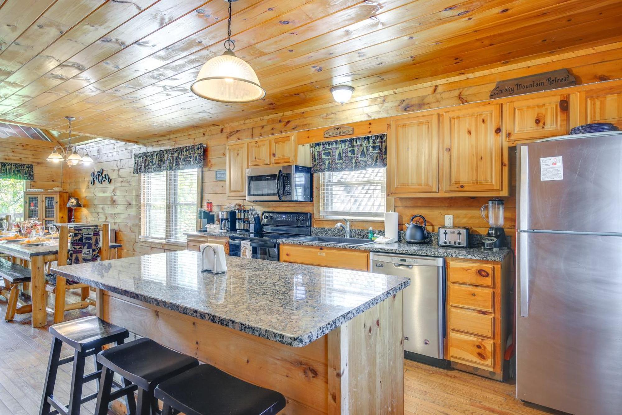 Charming Cabin In The Smokies Hot Tub And Game Holiday home Pigeon Forge