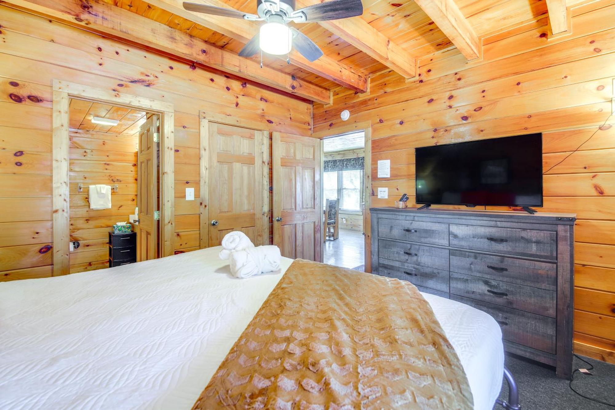 Holiday home Charming Cabin In The Smokies Hot Tub And Game *