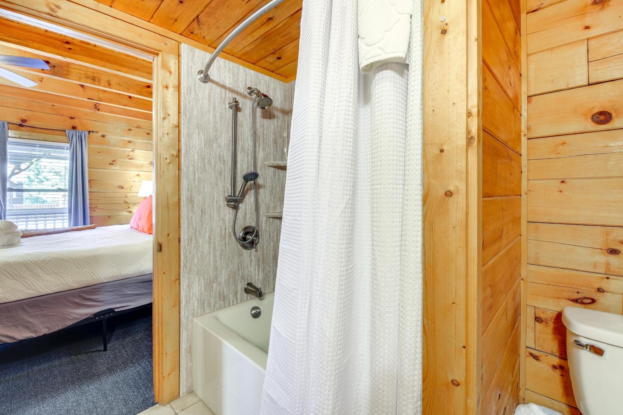 Holiday home Charming Cabin In The Smokies Hot Tub And Game Pigeon Forge