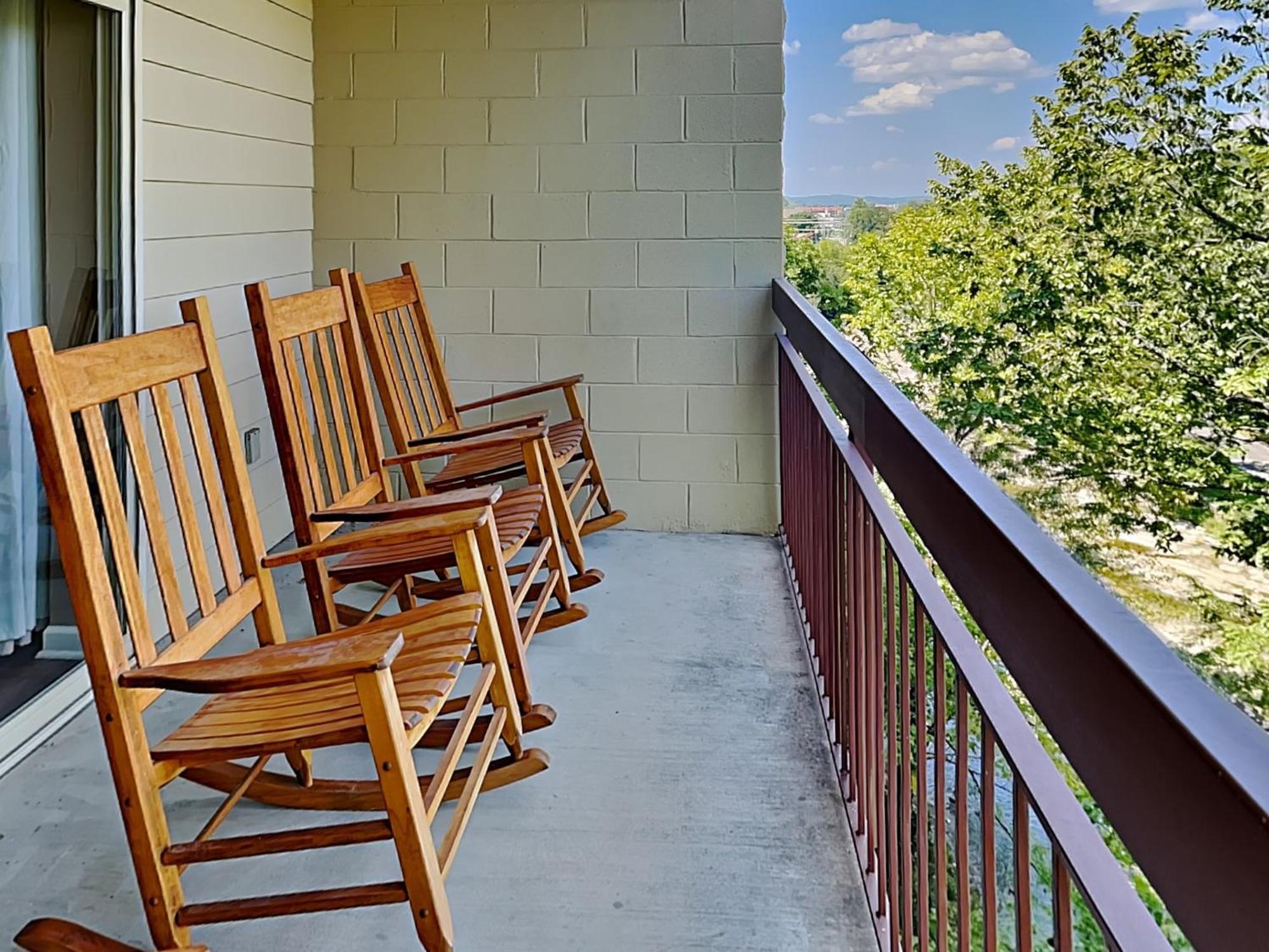 Peaceful River View Cedar 604 Apartment