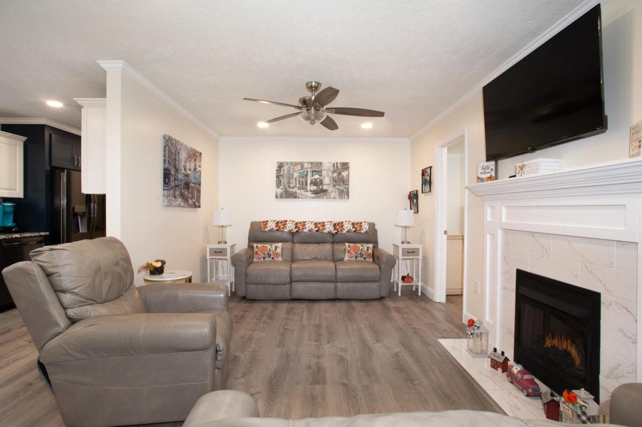 Cozy W Loveseat Fireplace Grill Holiday home