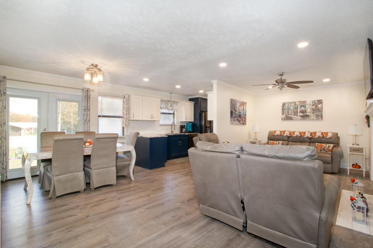 Cozy W Loveseat Fireplace Grill Holiday home