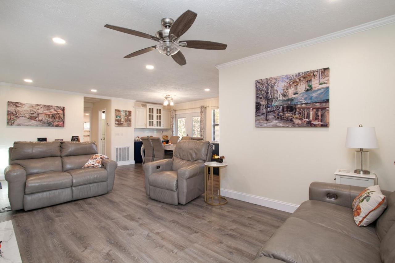 Cozy W Loveseat Fireplace Grill Holiday home Pigeon Forge