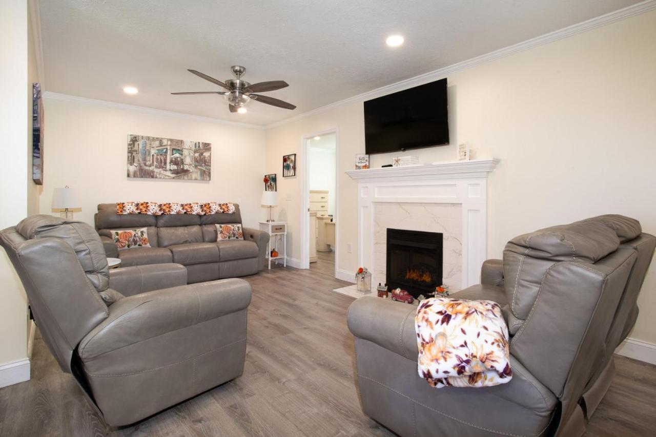 Cozy W Loveseat Fireplace Grill * Pigeon Forge