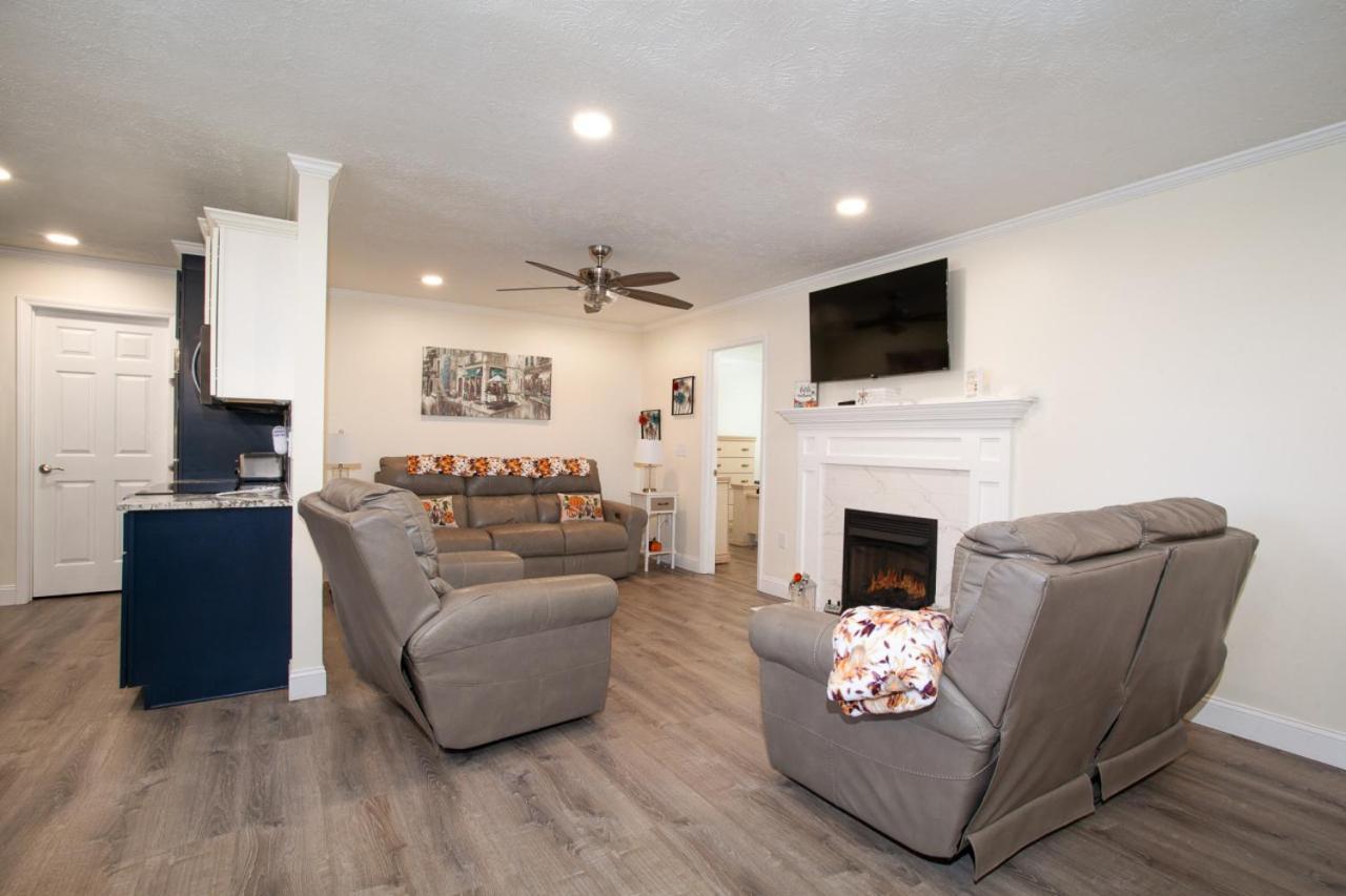 Cozy W Loveseat Fireplace Grill Holiday home