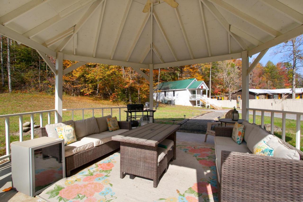 Cozy W Loveseat Fireplace Grill Holiday home Pigeon Forge