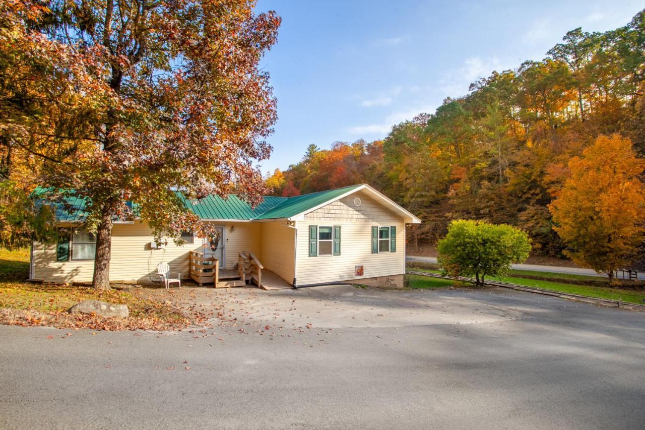 Holiday home Cozy W Loveseat Fireplace Grill Pigeon Forge