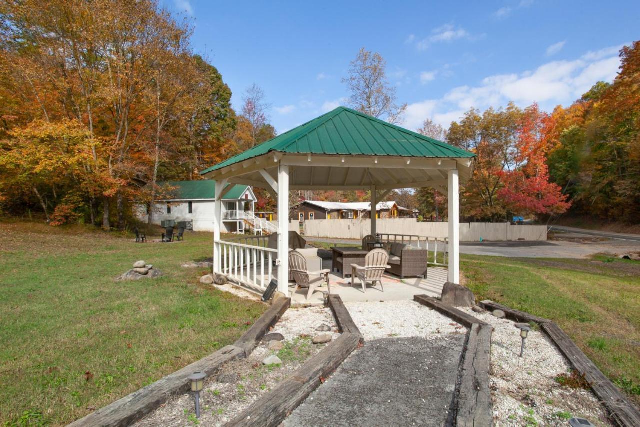 Cozy W Loveseat Fireplace Grill Pigeon Forge