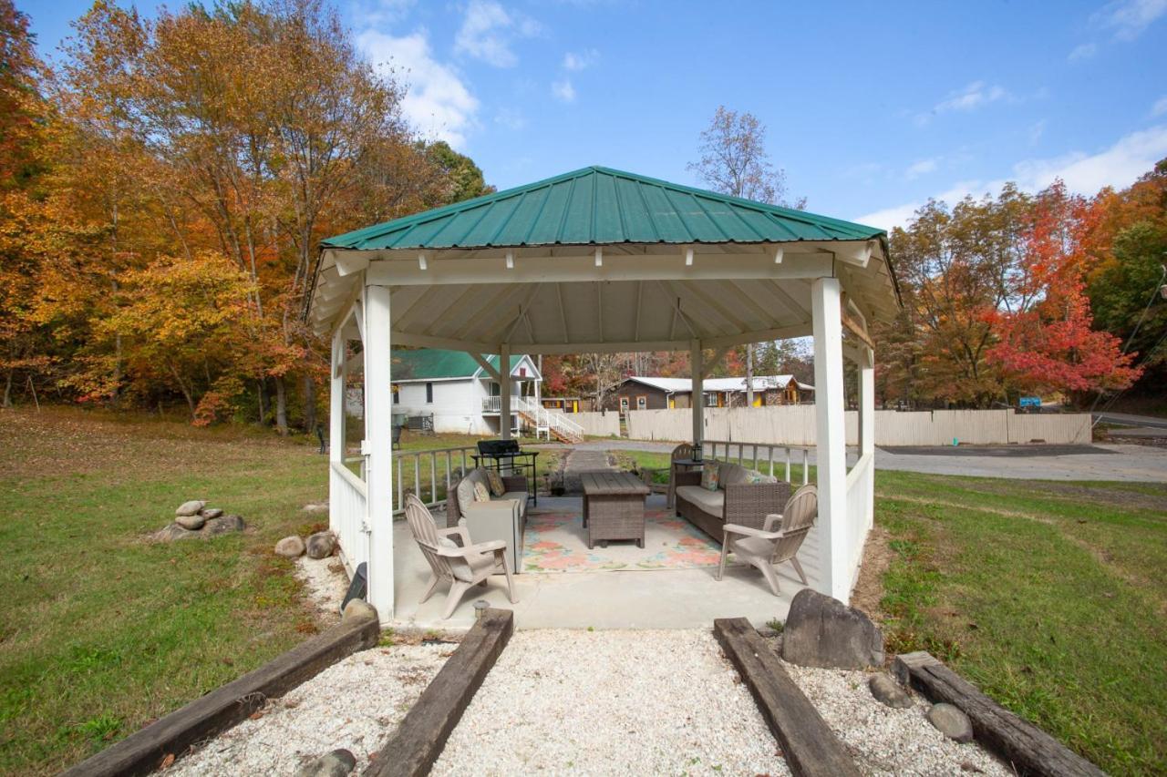Cozy W Loveseat Fireplace Grill Holiday home