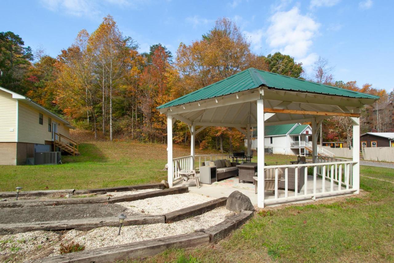 Cozy W Loveseat Fireplace Grill Holiday home *
