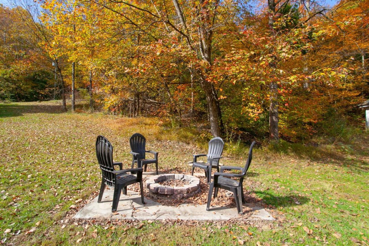 Cozy W Loveseat Fireplace Grill Holiday home Pigeon Forge