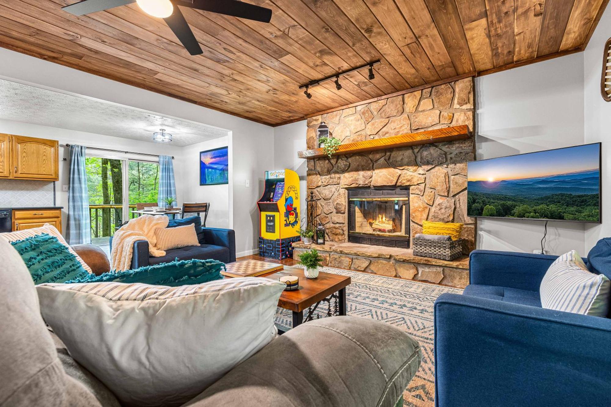 Freshly Updated Mountain Escape * Pigeon Forge
