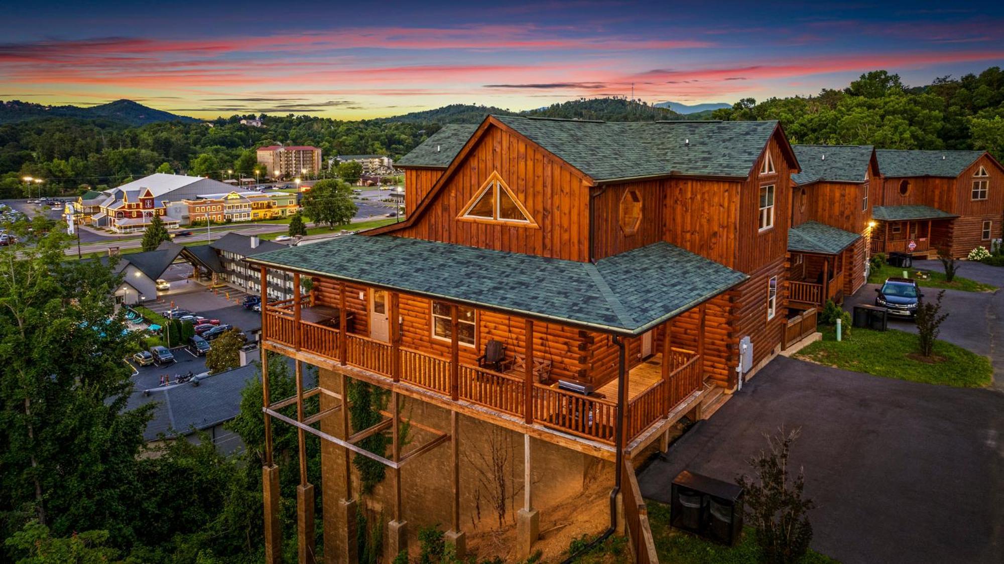 Skyburst - Relax & Play! Pool, Hot Tub, Games & Theater *