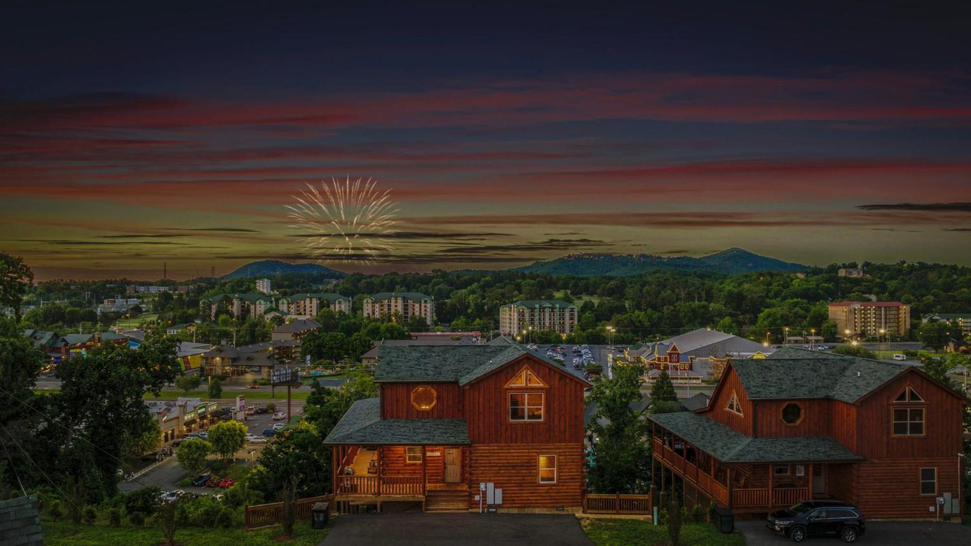 Skyburst - Relax & Play! Pool, Hot Tub, Games & Theater Holiday home Pigeon Forge