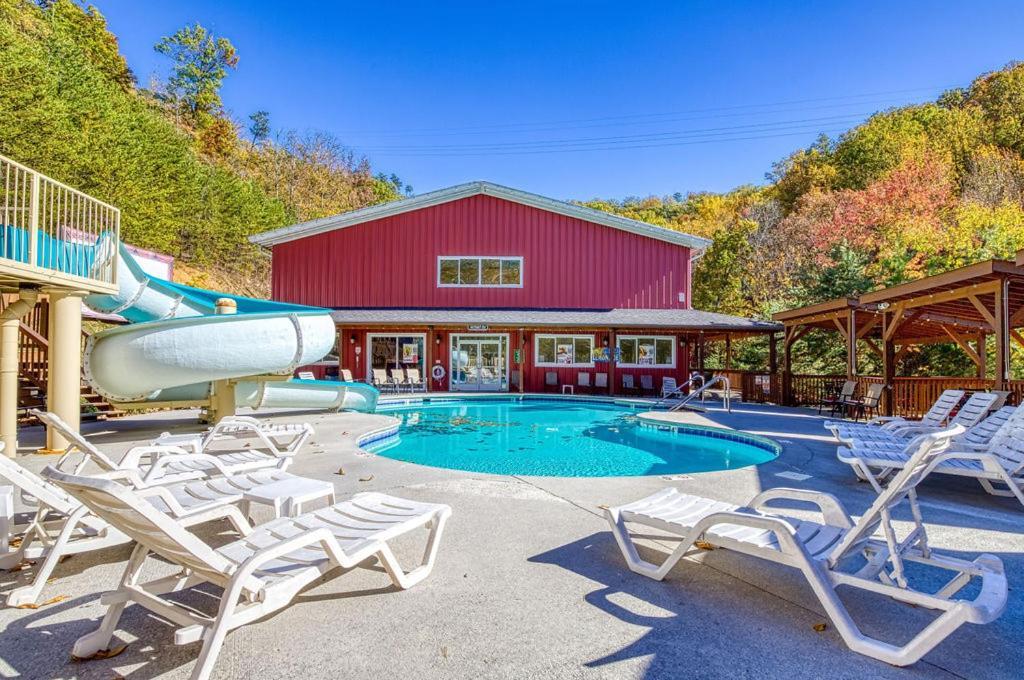 An Awesome View, Game Area, Pools, Pavilion, Free Attraction Tickets, Dollywood And More!