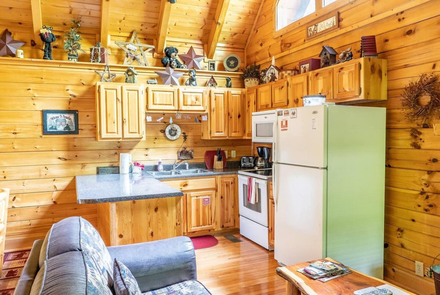 Eagles Ridge Retreat Hot Tub & Peaceful Views Pigeon Forge