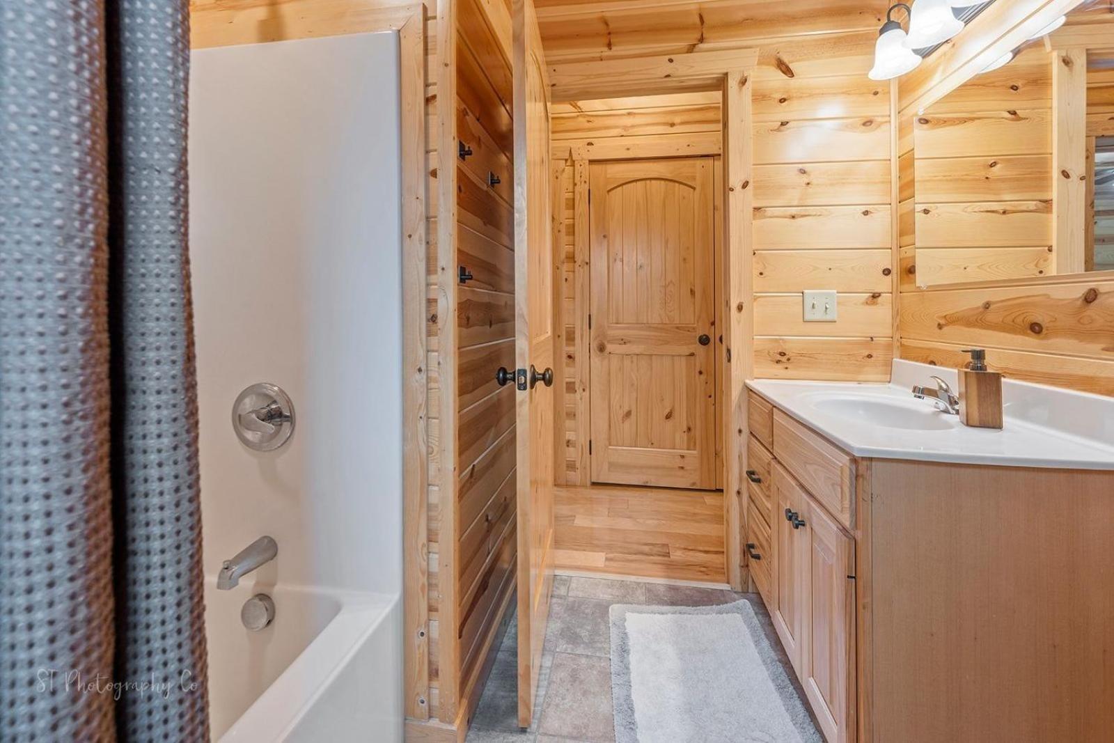 Foxes' Den With Private Hot Tub Pigeon Forge