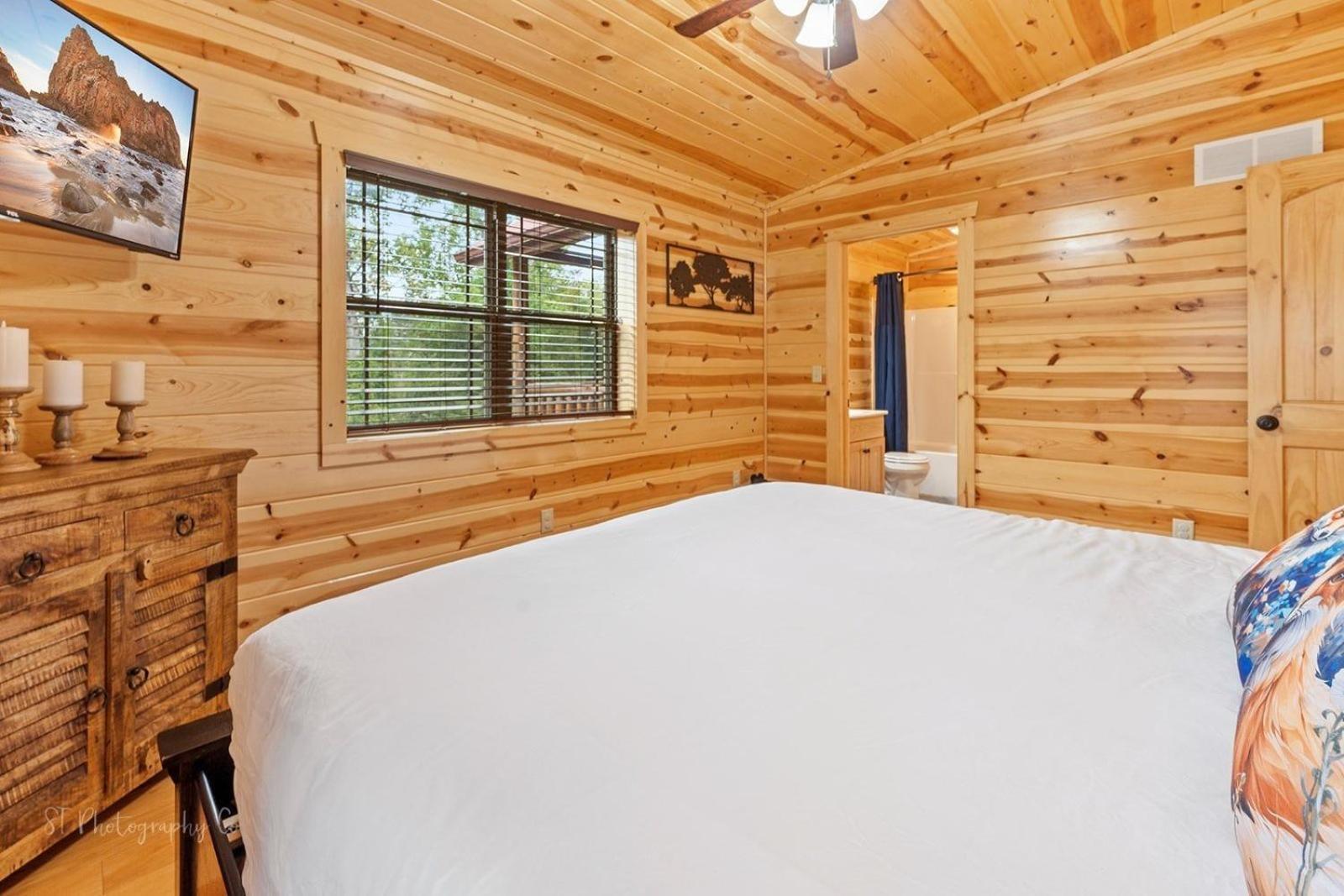 Foxes' Den With Private Hot Tub * Pigeon Forge