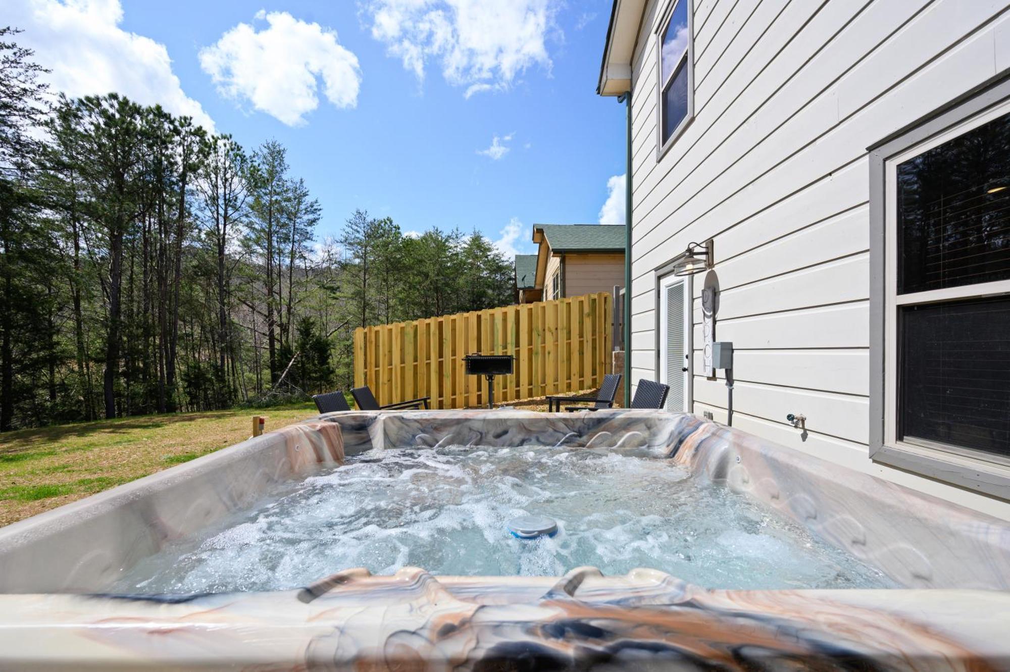 Luxury 3-br Minutes From Parkway With Game And Hot Tub *