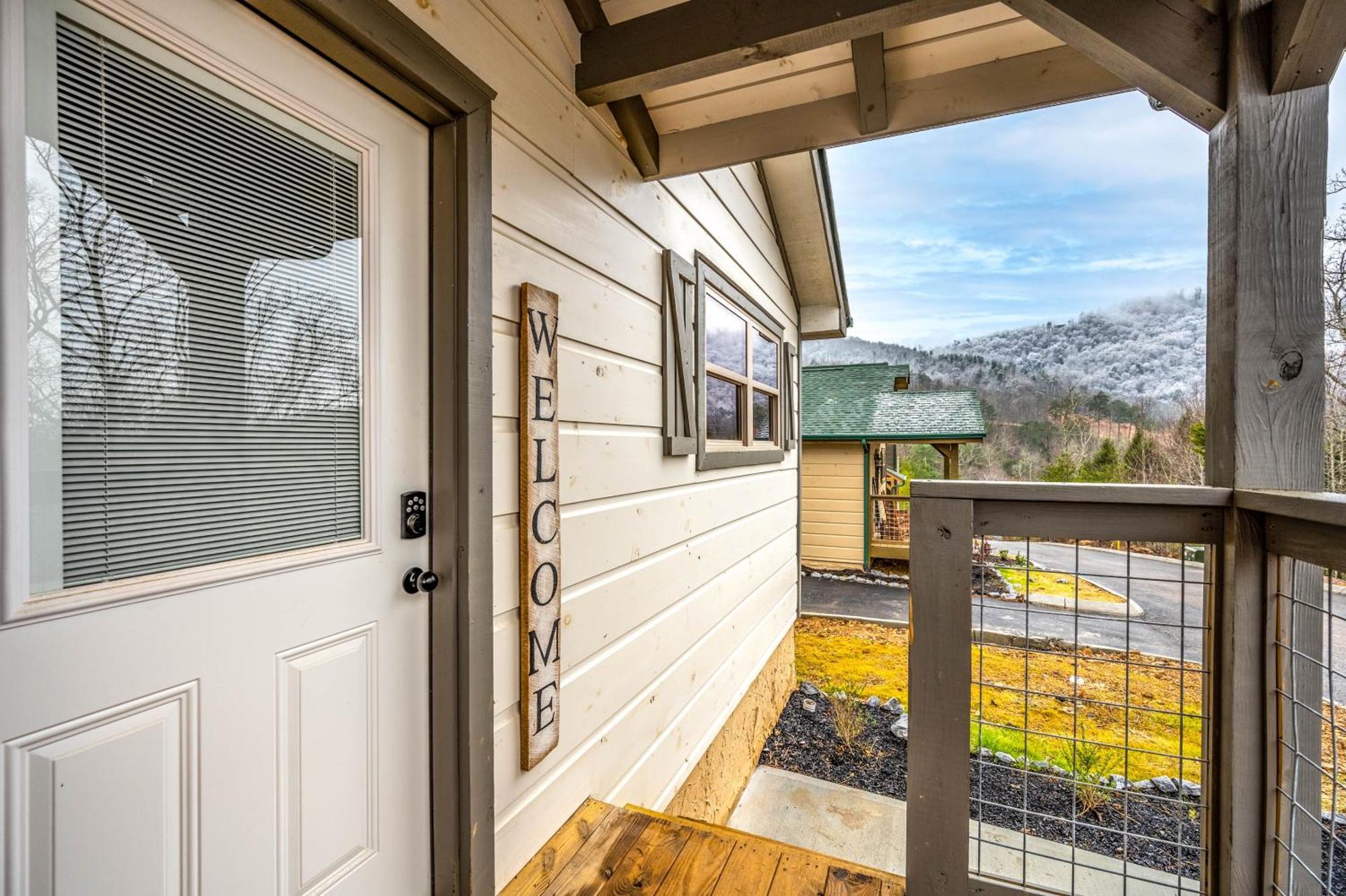 Luxury 3-br Minutes From Parkway With Game And Hot Tub Holiday home *