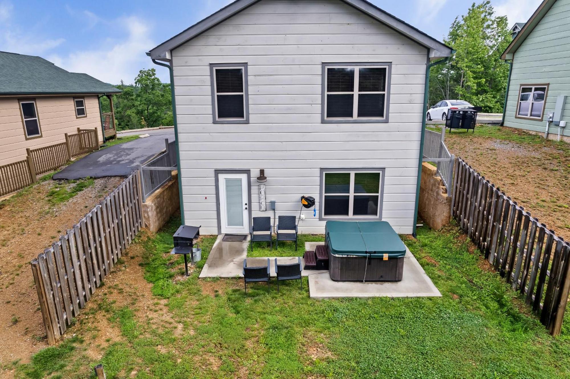 Luxury 3-br Minutes From Parkway With Game And Hot Tub *