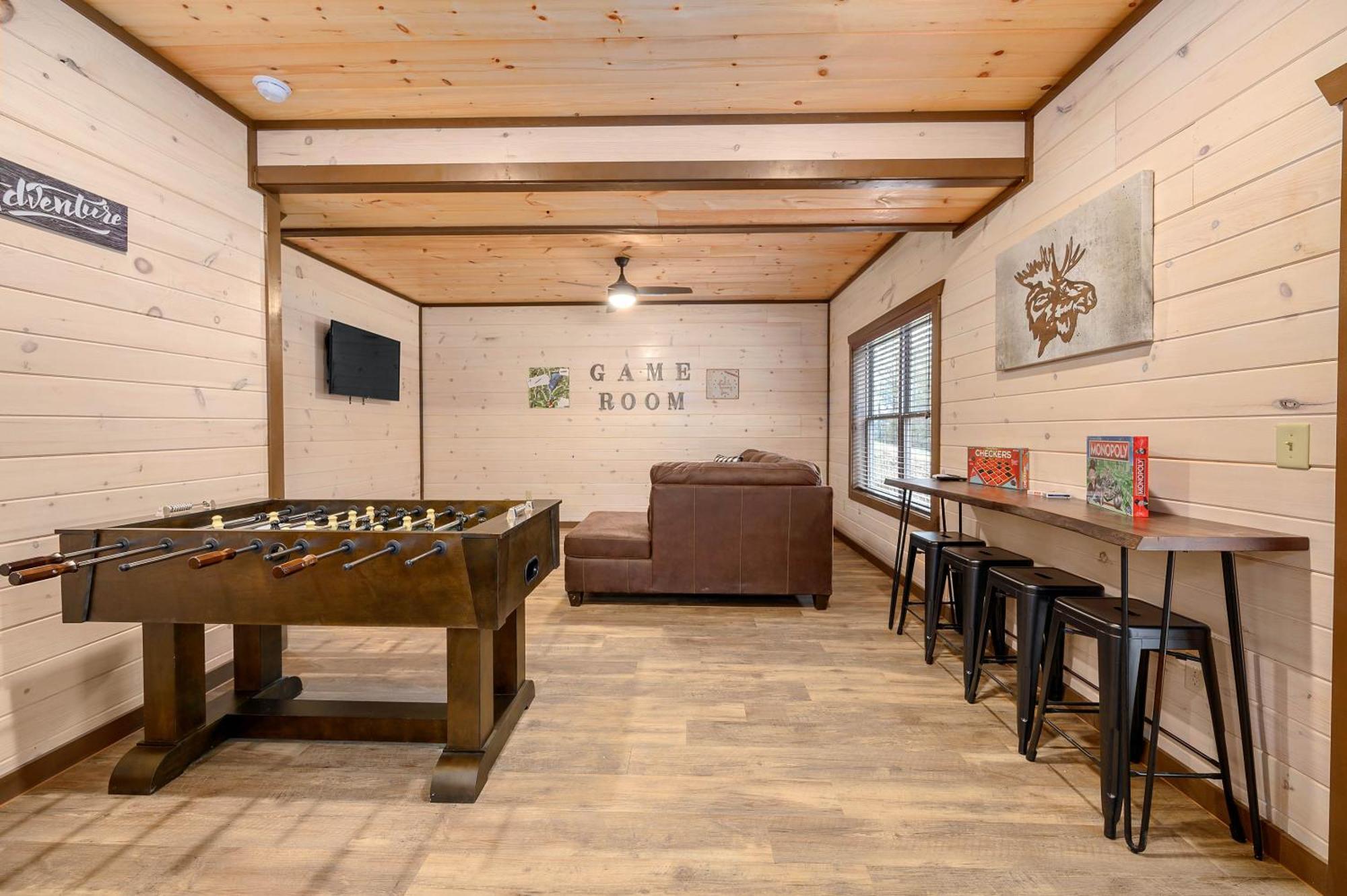 Luxury 3-br Minutes From Parkway With Game And Hot Tub